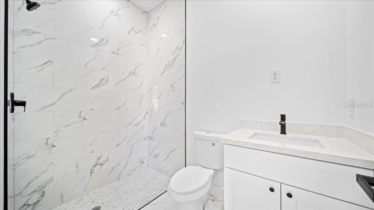 913/915 NE 15TH LN, CAPE CORAL, FL, 33909