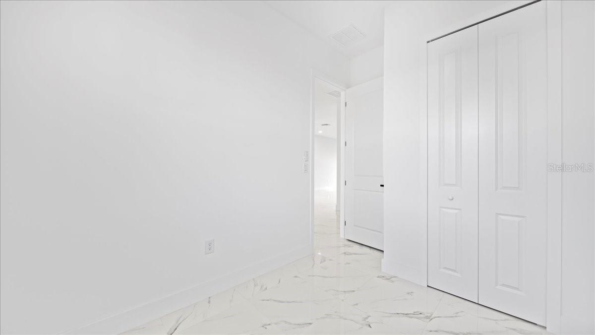 913/915 NE 15TH LN, CAPE CORAL, FL, 33909