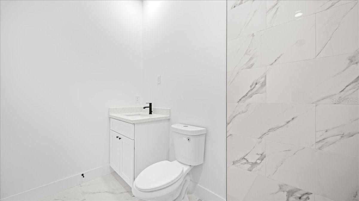 913/915 NE 15TH LN, CAPE CORAL, FL, 33909