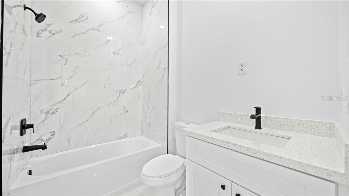 913/915 NE 15TH LN, CAPE CORAL, FL, 33909