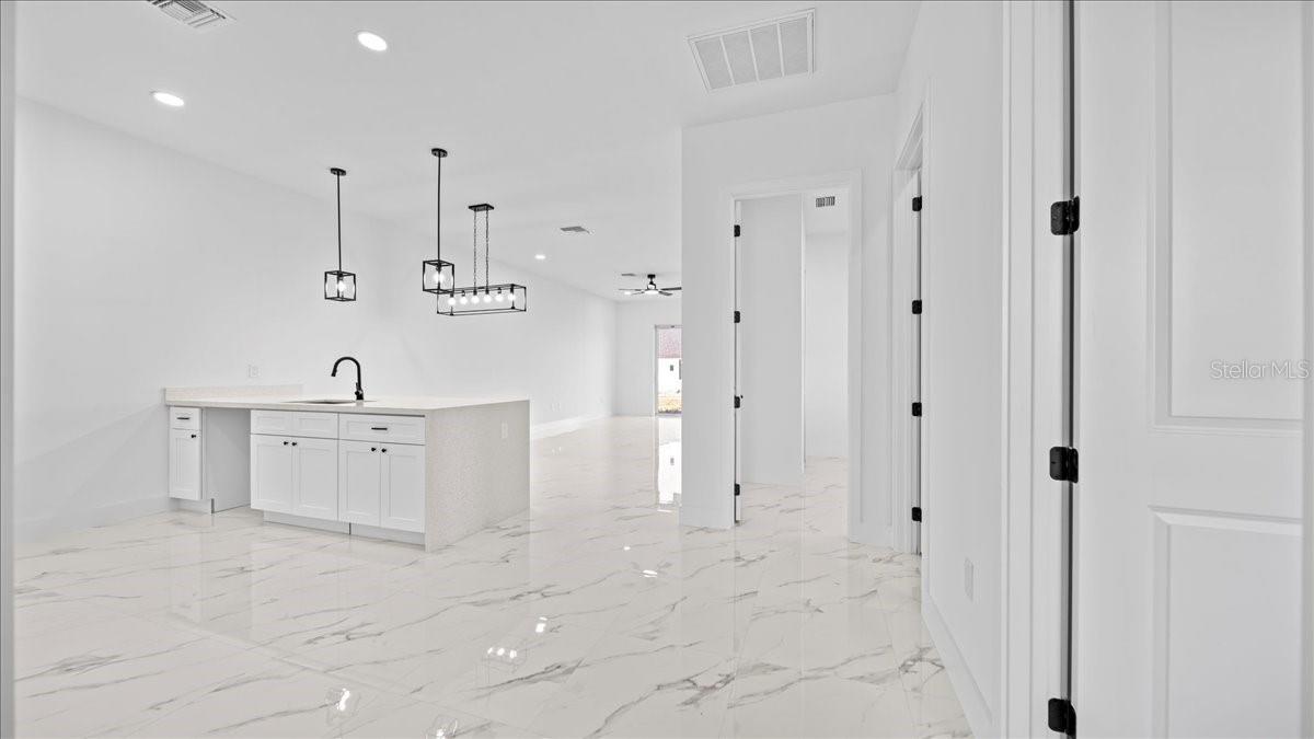 913/915 NE 15TH LN, CAPE CORAL, FL, 33909