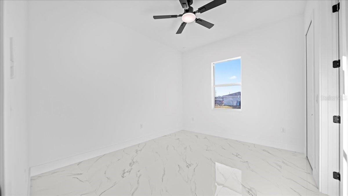 913/915 NE 15TH LN, CAPE CORAL, FL, 33909