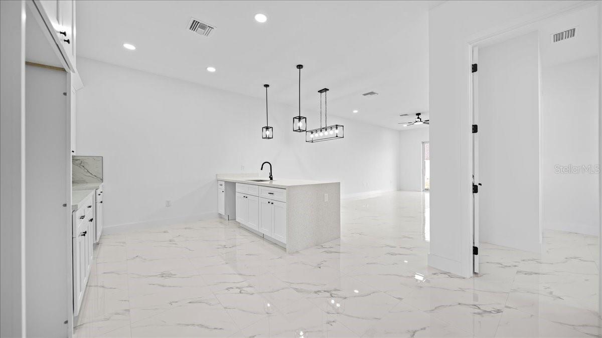 913/915 NE 15TH LN, CAPE CORAL, FL, 33909