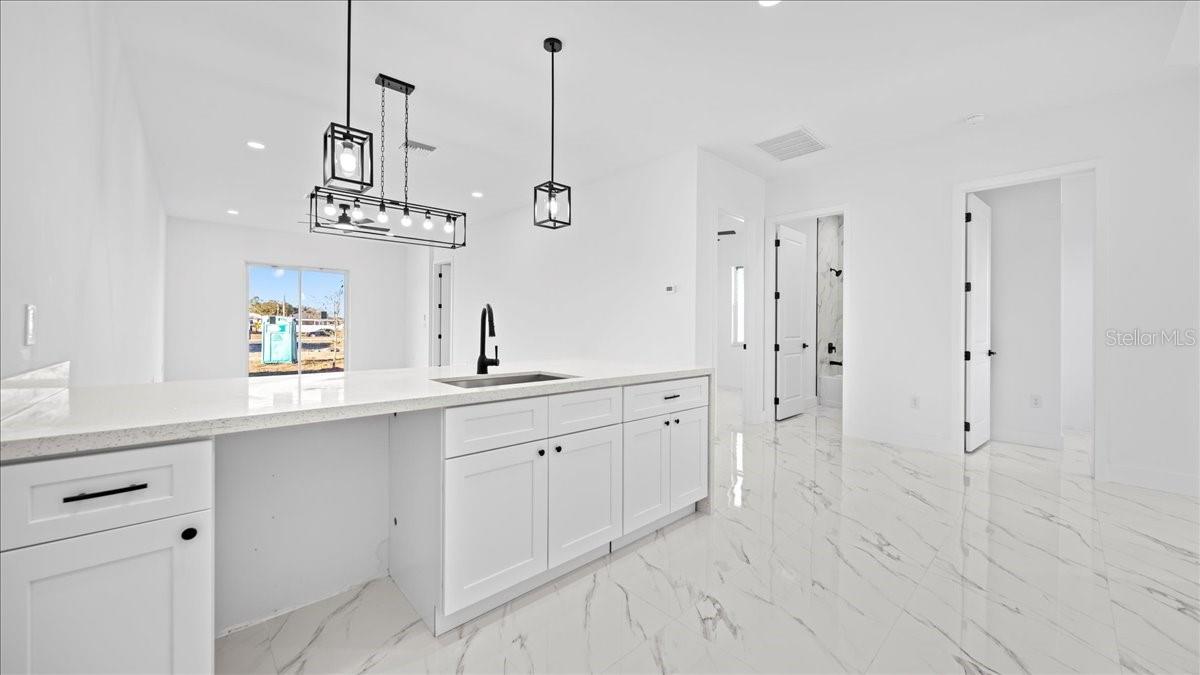 913/915 NE 15TH LN, CAPE CORAL, FL, 33909