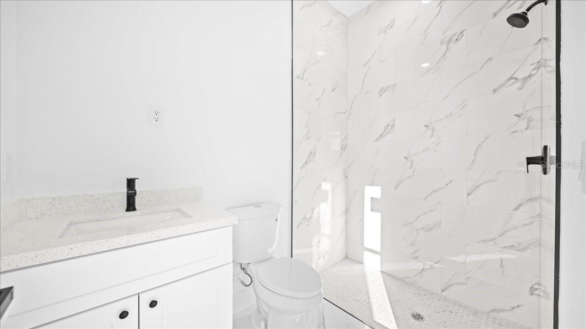 913/915 NE 15TH LN, CAPE CORAL, FL, 33909