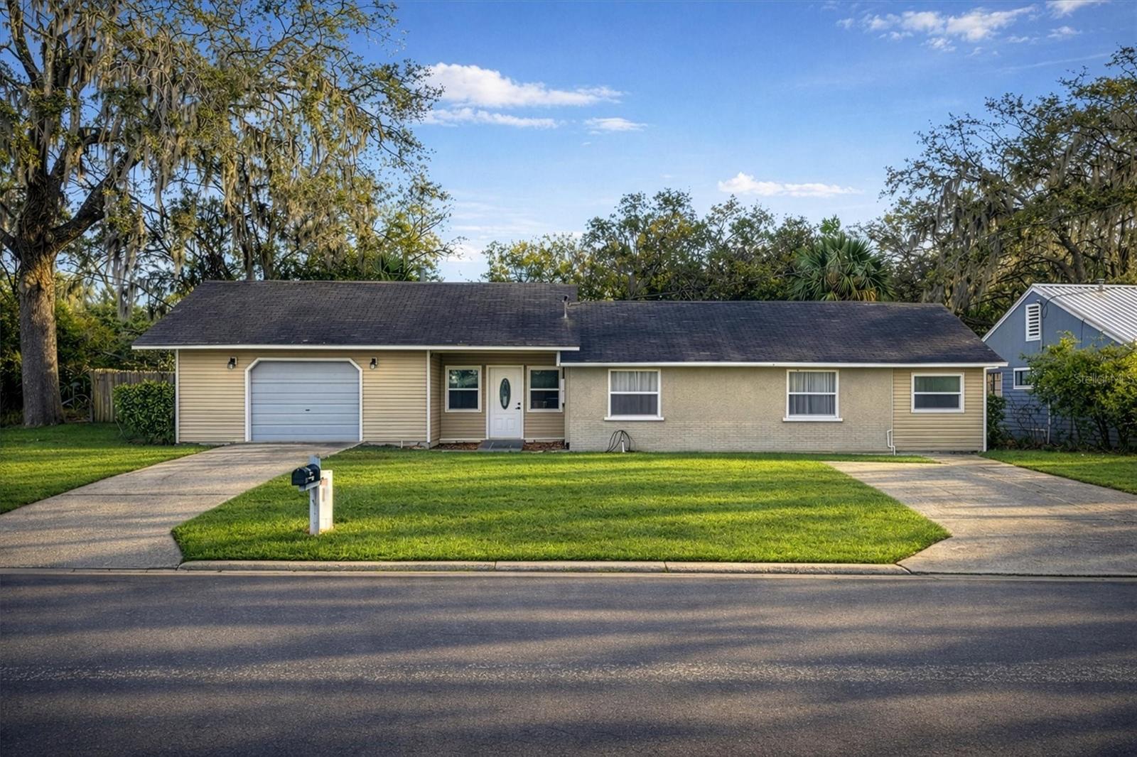 1109 E 8TH AVE, MOUNT DORA, FL, 32757