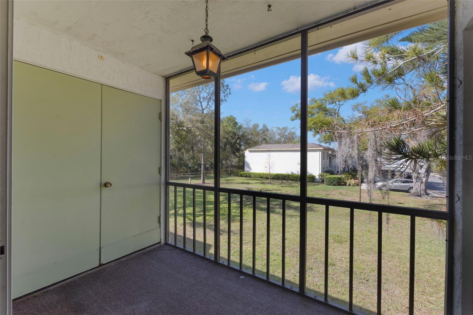 SCREENED LANAI W/LAUNDRY CLOSET