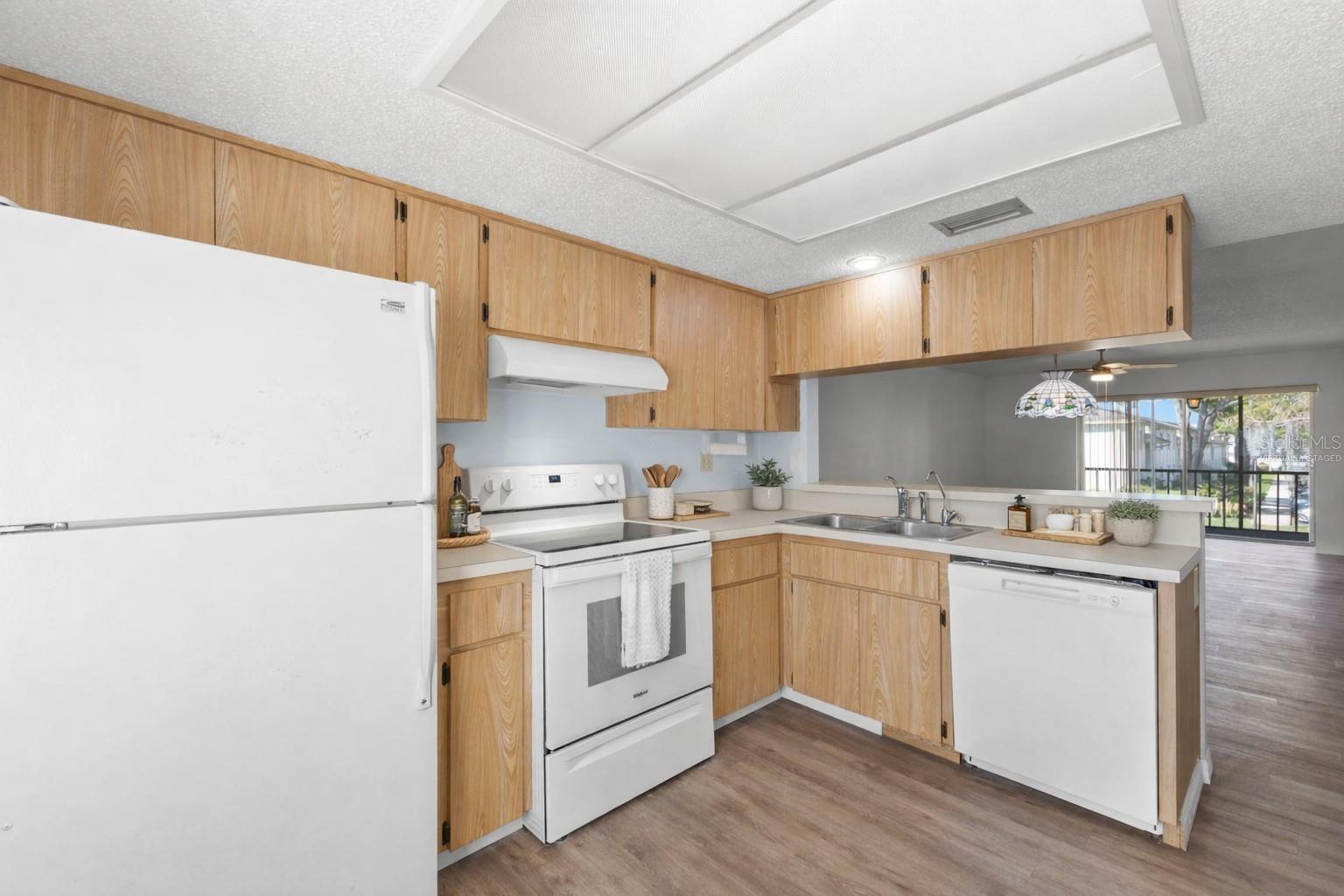 VIRTUALLY STAGED KITCHEN