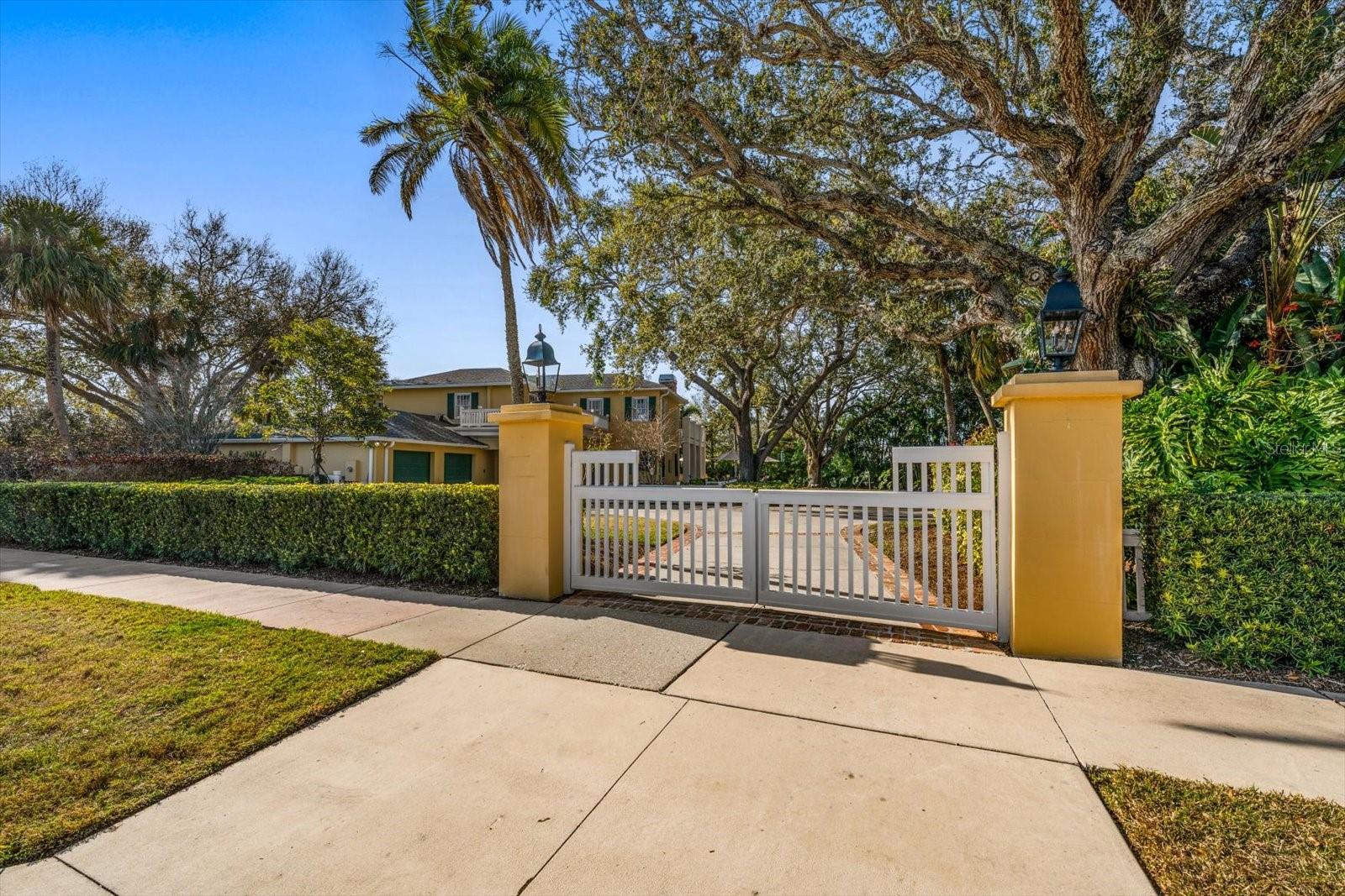 100 SARASOTA RD, BELLEAIR, FL, 33756