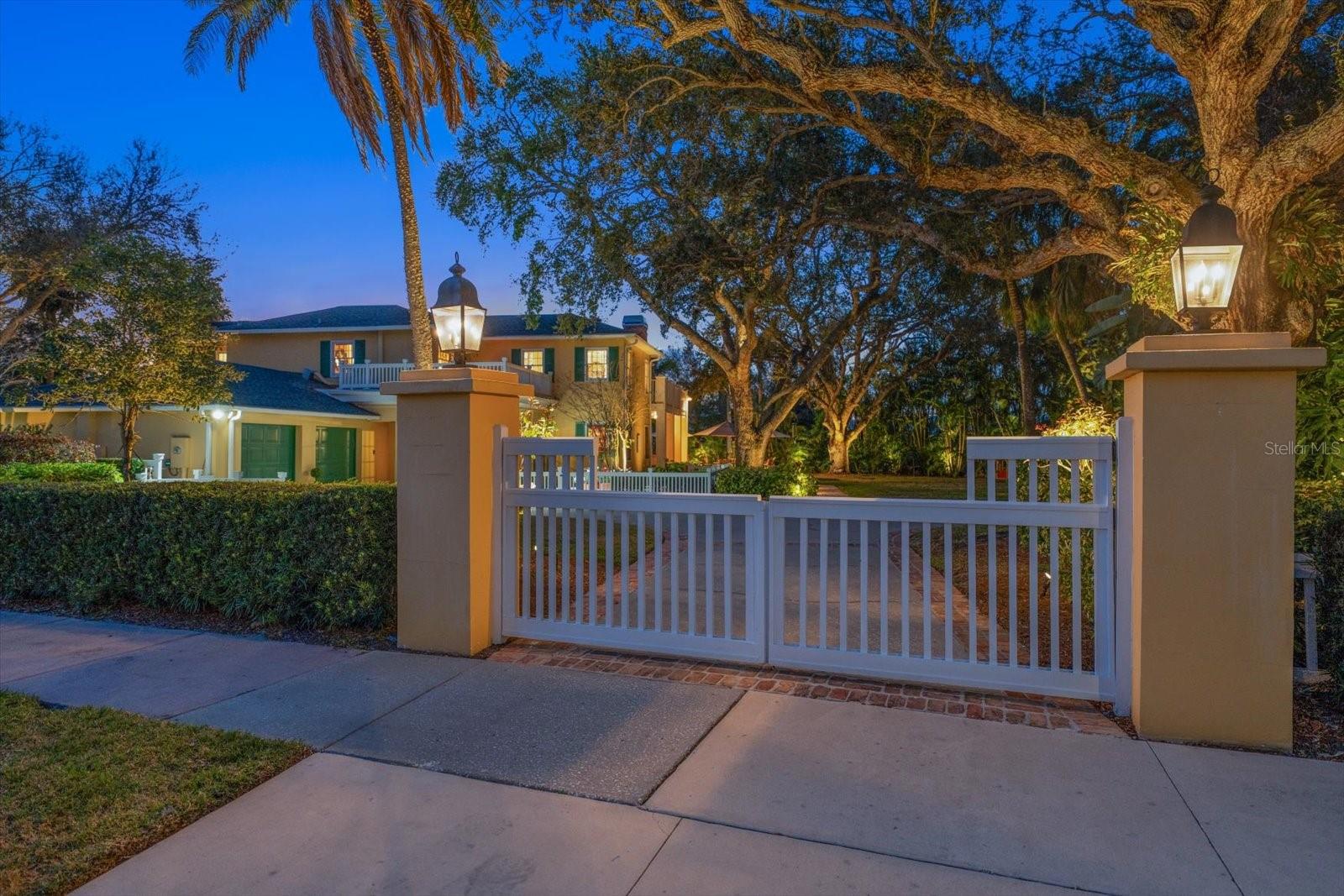 100 SARASOTA RD, BELLEAIR, FL, 33756