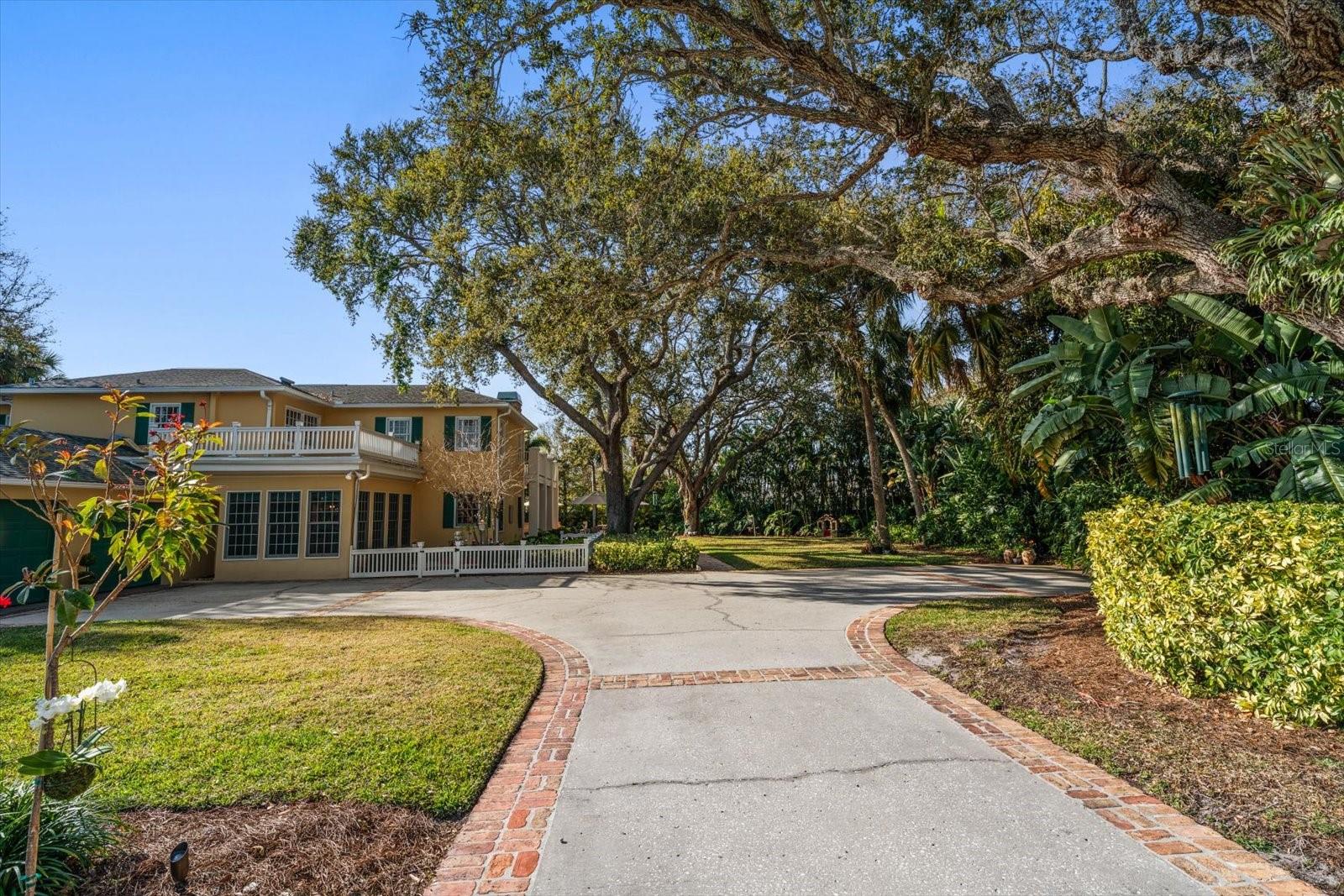 100 SARASOTA RD, BELLEAIR, FL, 33756