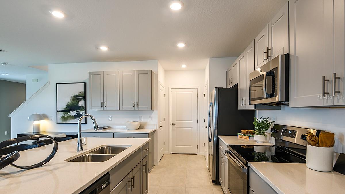 355 CORNERSTONE DR, GROVELAND, FL, 34736