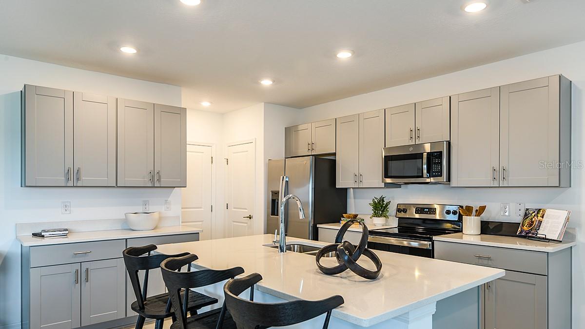 355 CORNERSTONE DR, GROVELAND, FL, 34736