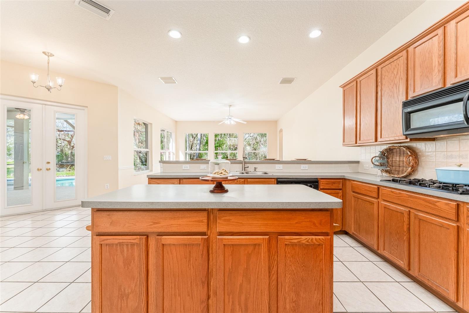 Kitchen Island and Breakfast Bar