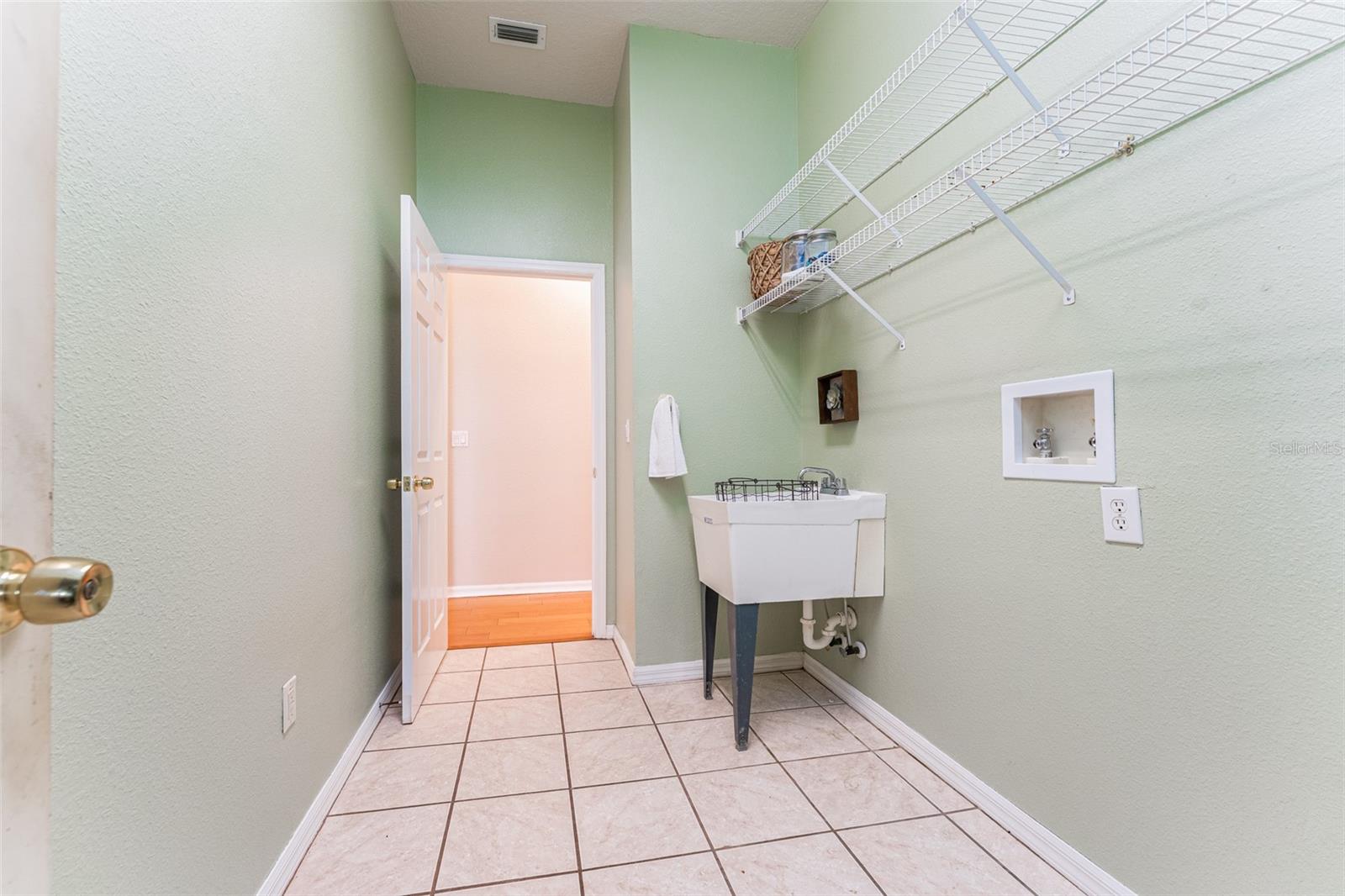 Laundry Room w Utility sink