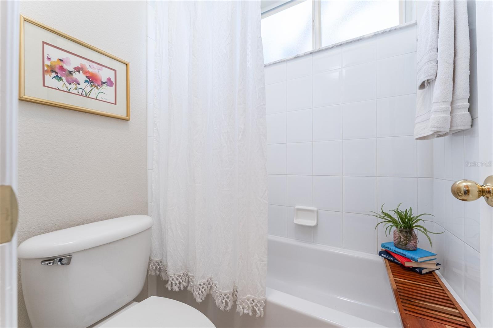 Bath 2 that has separate  room w the toilet and shower