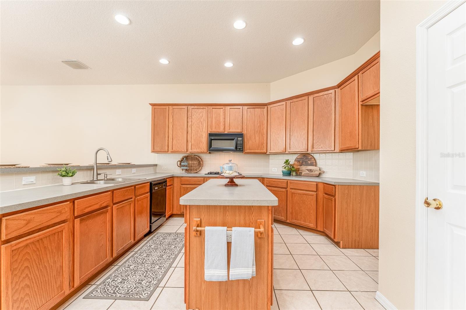 Kitchen - Tons of Storage