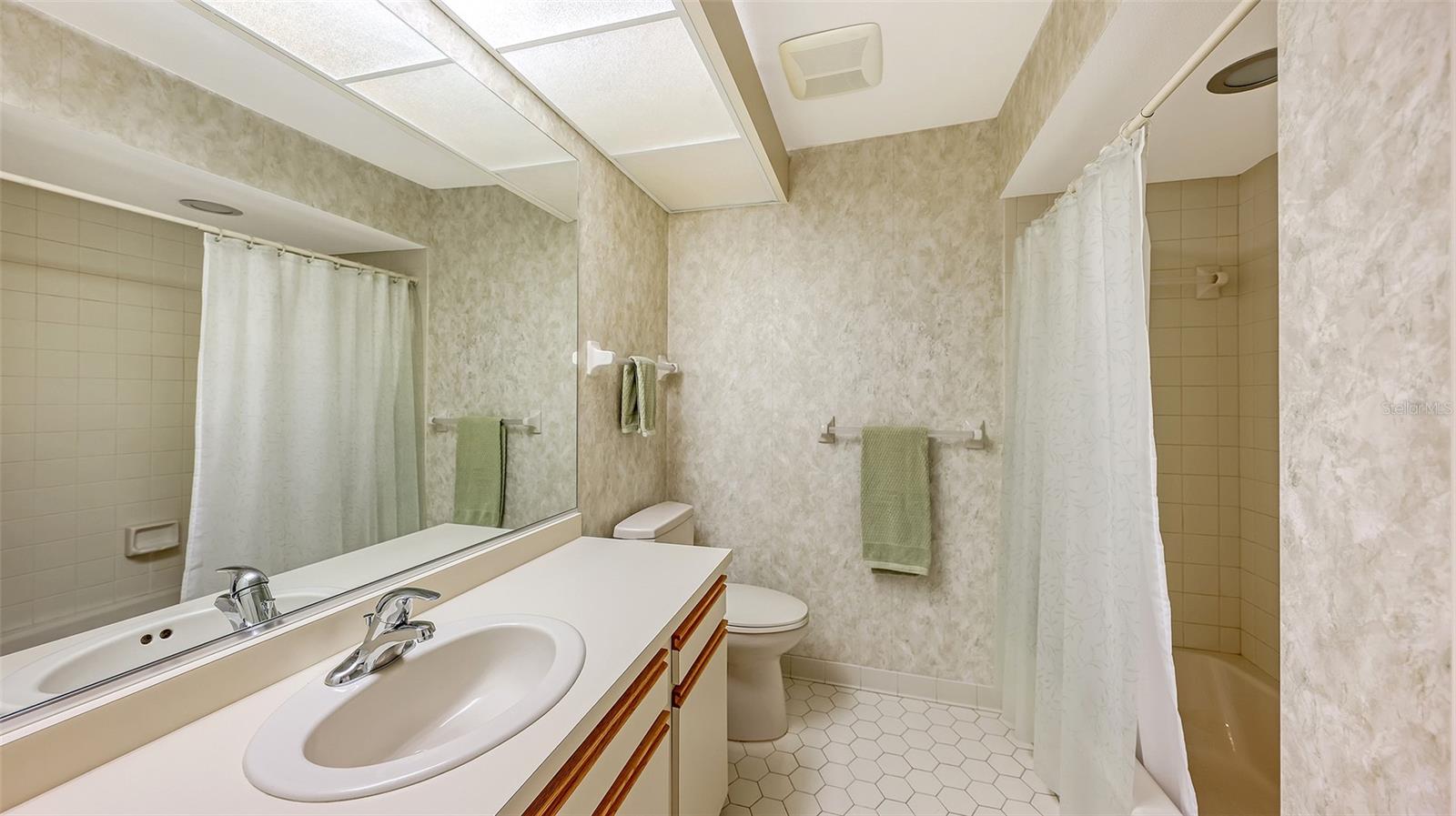 3864 WILSHIRE CIR W #106, SARASOTA, FL, 34238