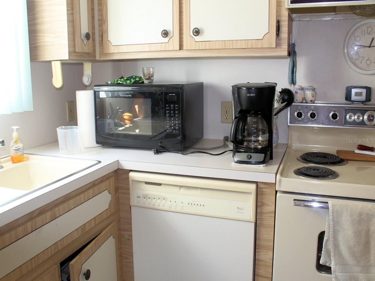 2E PINDO PALM ST E, LARGO, FL, 33770