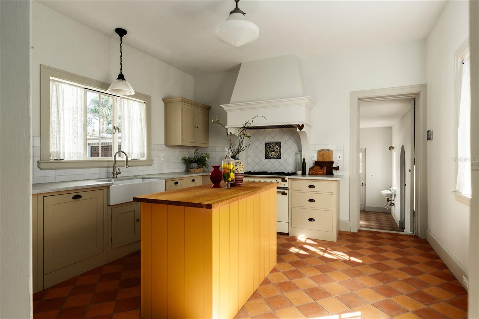 403 JASMINE WAY, CLEARWATER, FL, 33756