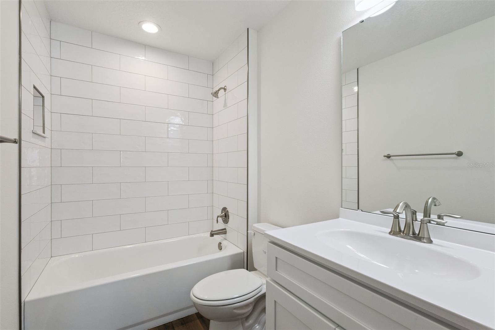 1073 N ROCKINGHAM AVE, TAVARES, FL, 32778