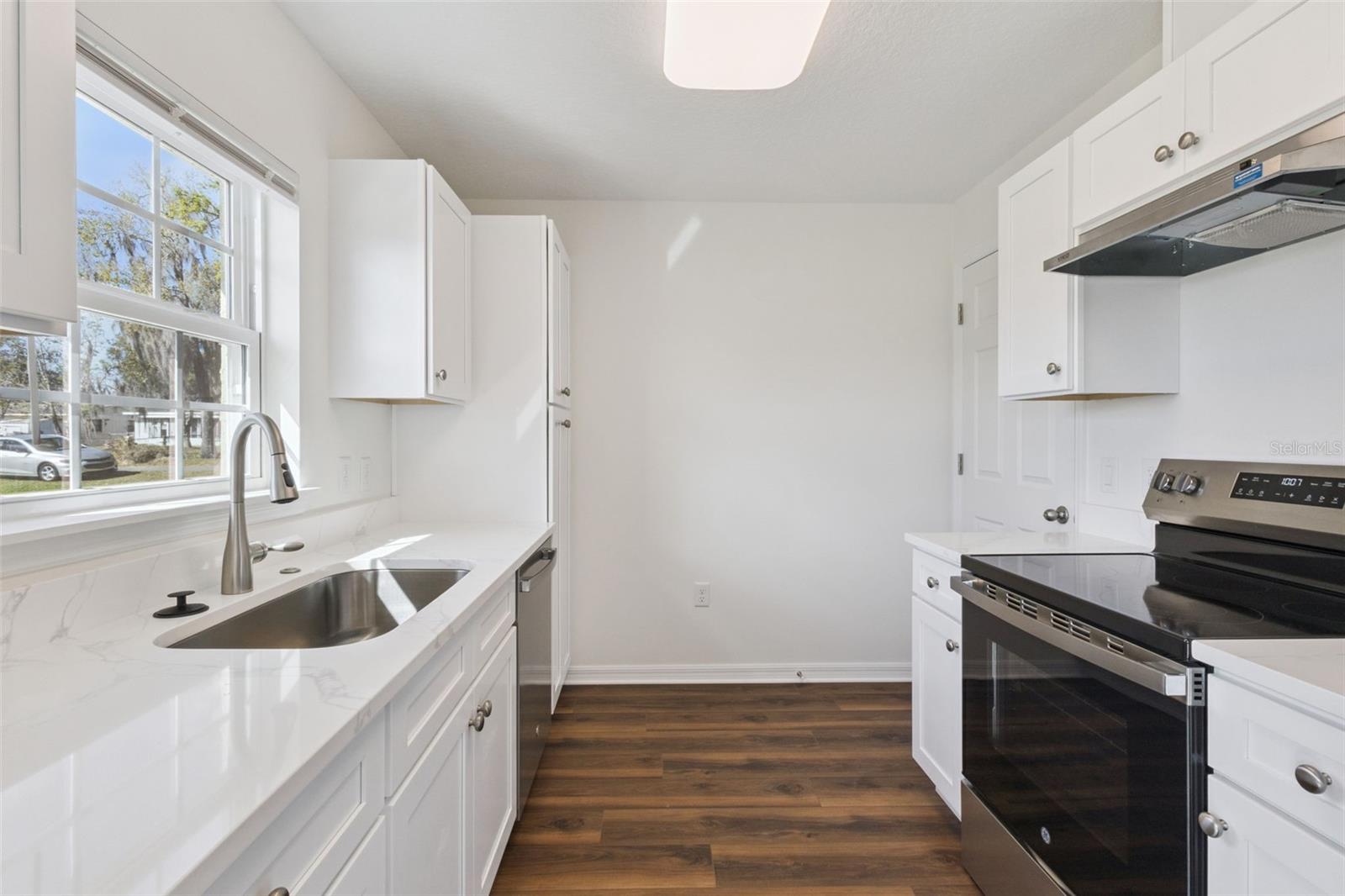 1073 N ROCKINGHAM AVE, TAVARES, FL, 32778