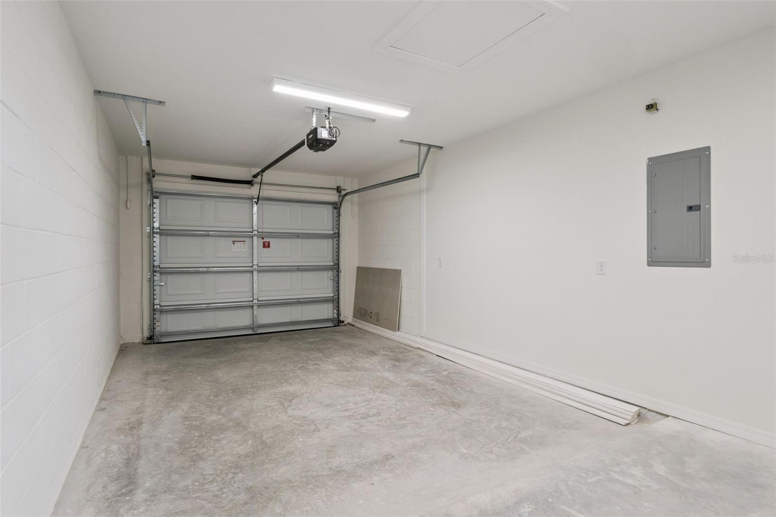 1073 N ROCKINGHAM AVE, TAVARES, FL, 32778