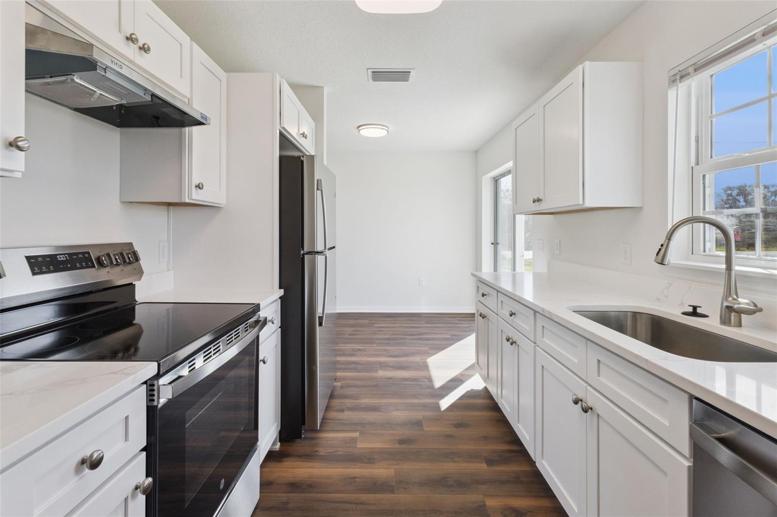 1073 N ROCKINGHAM AVE, TAVARES, FL, 32778