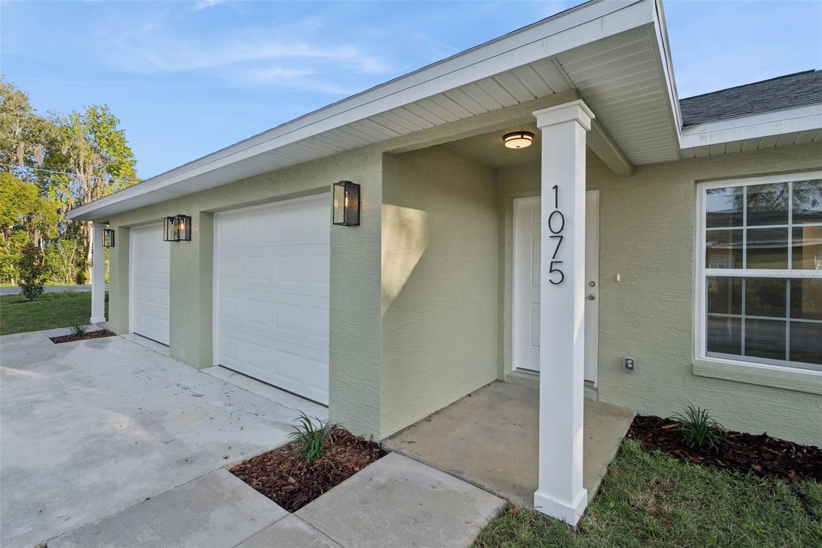 1075 N ROCKINGHAM AVE, TAVARES, FL, 32778