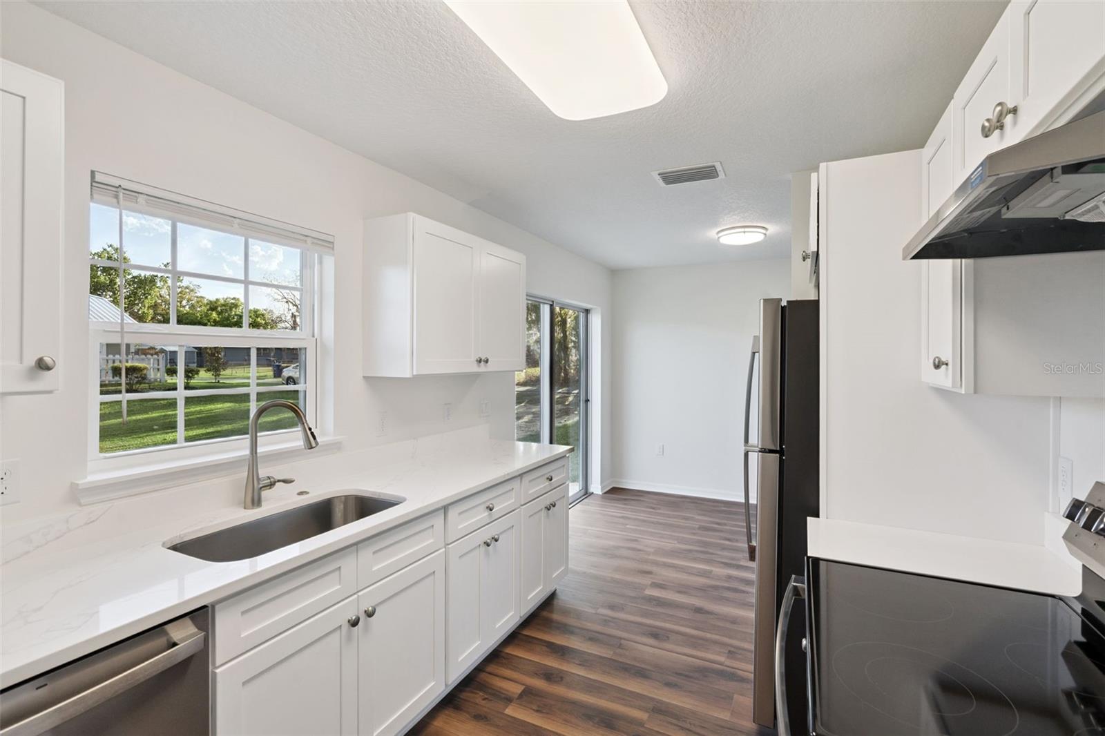 1075 N ROCKINGHAM AVE, TAVARES, FL, 32778