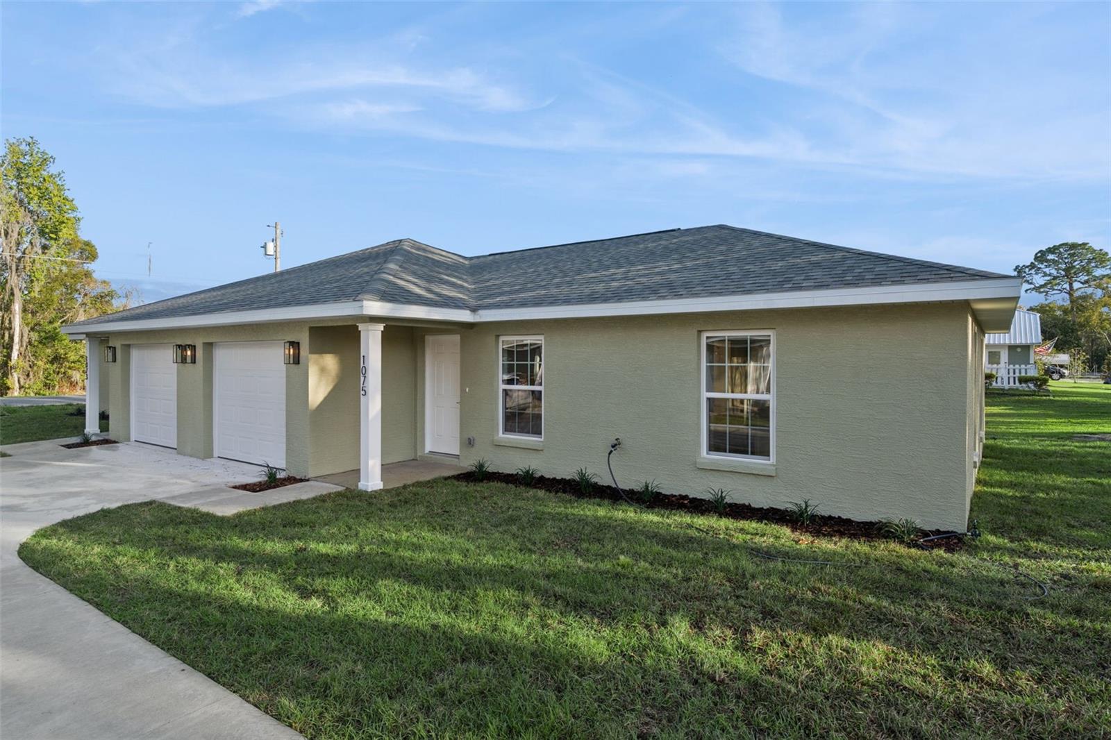 1075 N ROCKINGHAM AVE, TAVARES, FL, 32778