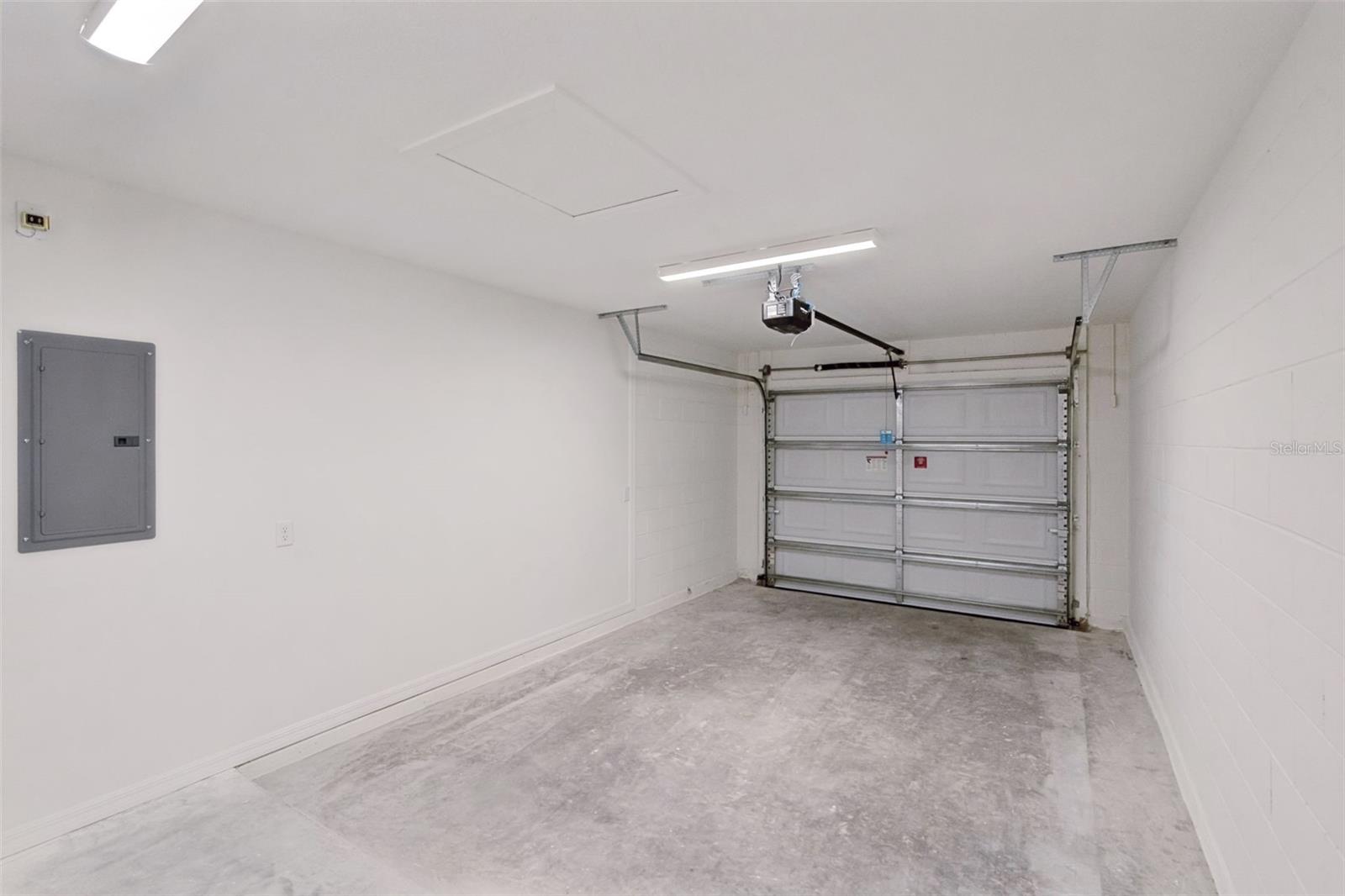 1075 N ROCKINGHAM AVE, TAVARES, FL, 32778