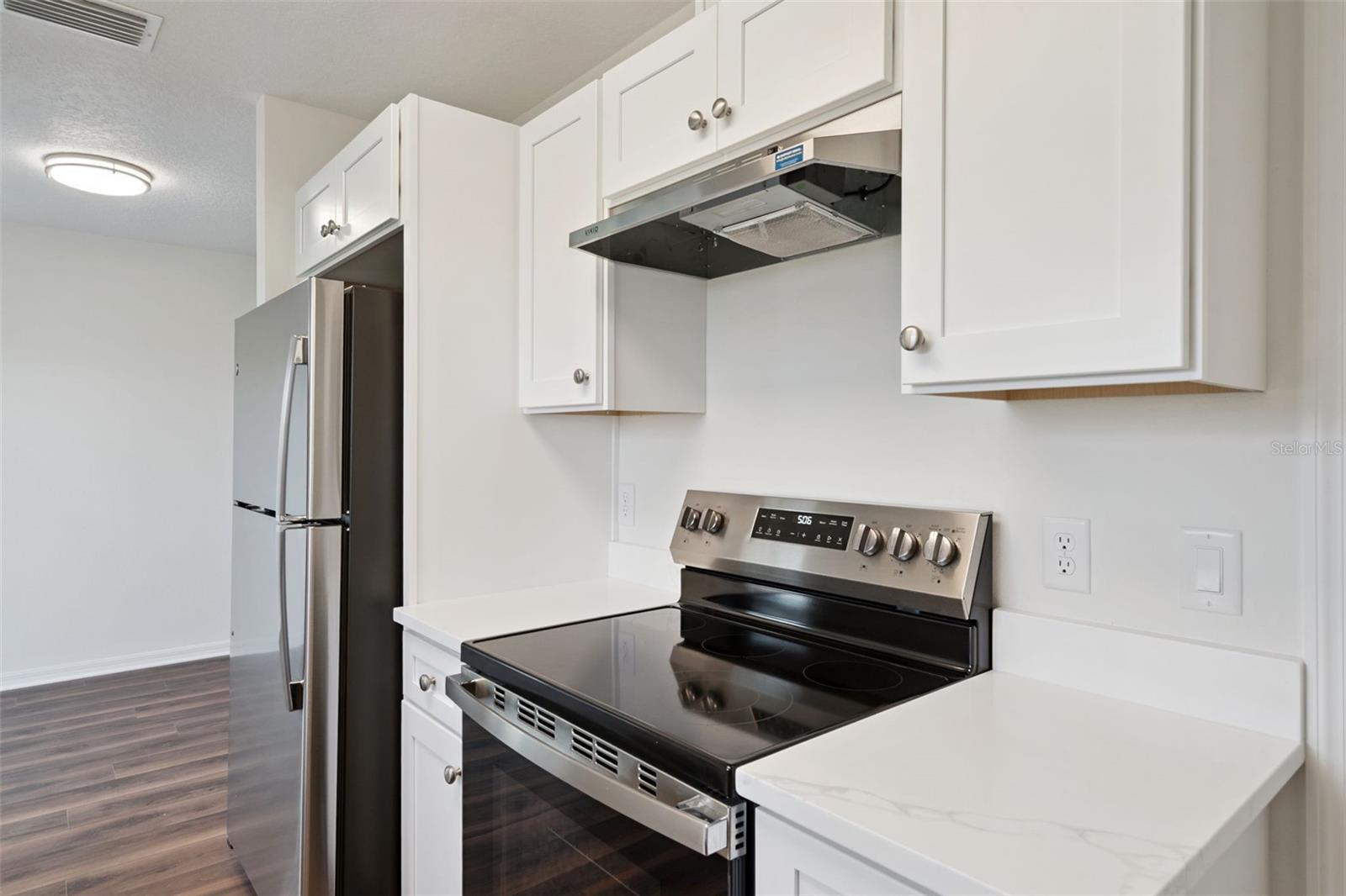 1075 N ROCKINGHAM AVE, TAVARES, FL, 32778