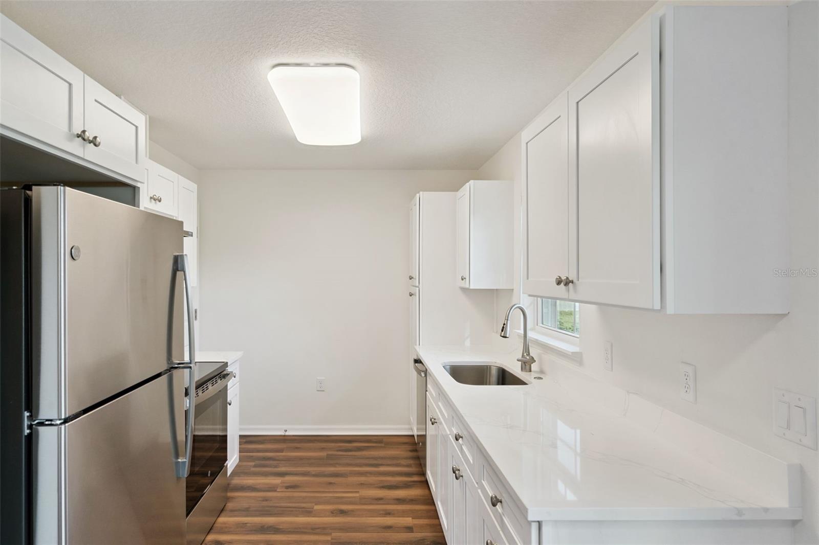 1075 N ROCKINGHAM AVE, TAVARES, FL, 32778