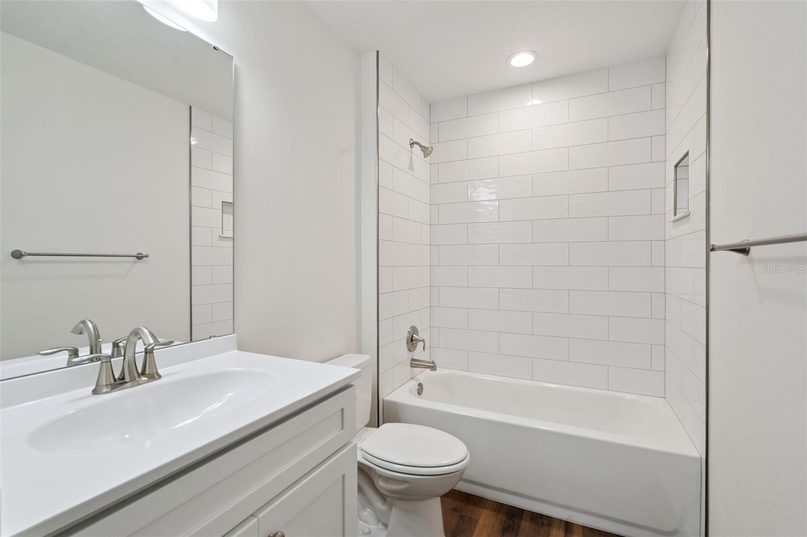 1075 N ROCKINGHAM AVE, TAVARES, FL, 32778