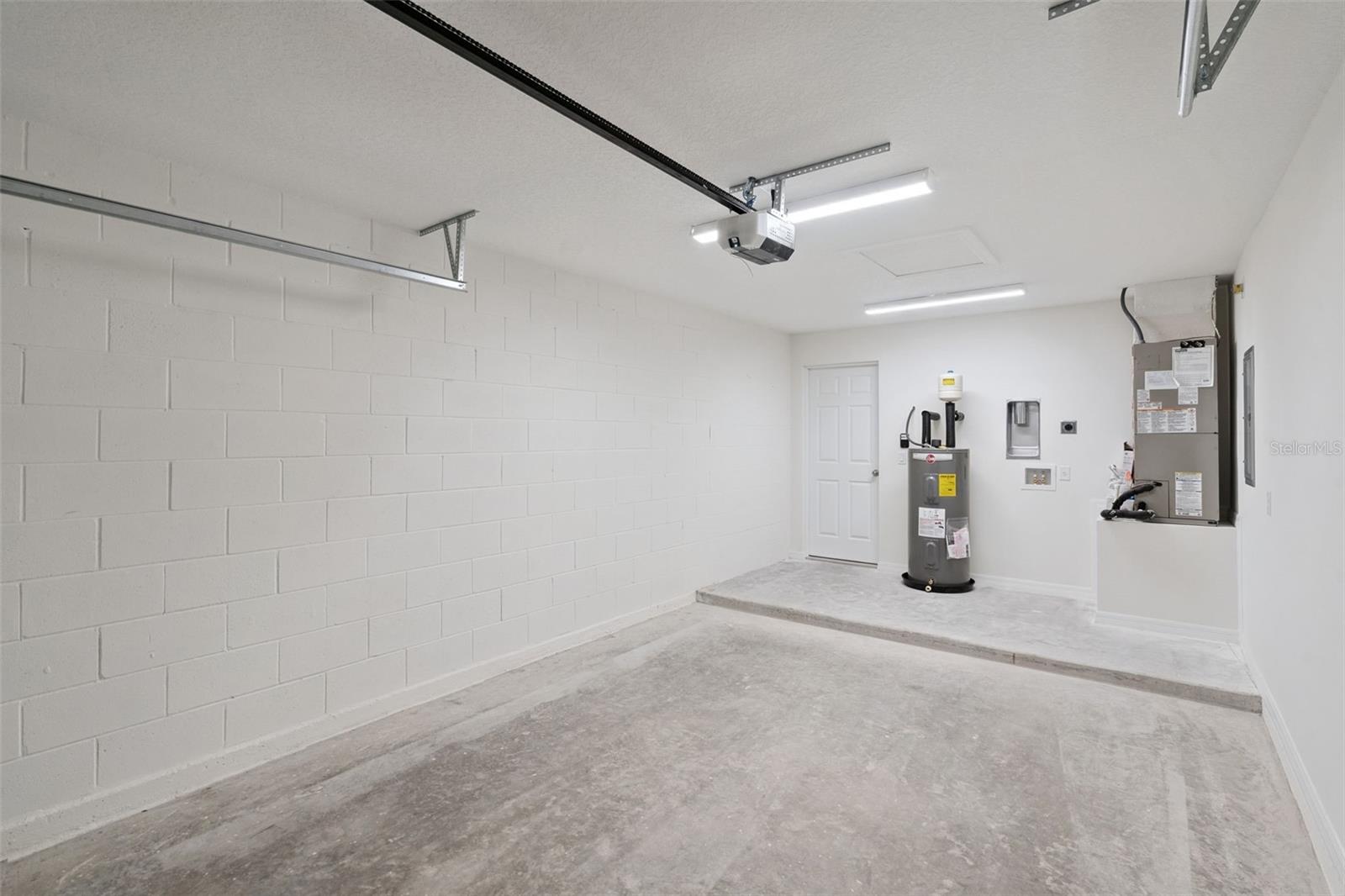 1075 N ROCKINGHAM AVE, TAVARES, FL, 32778