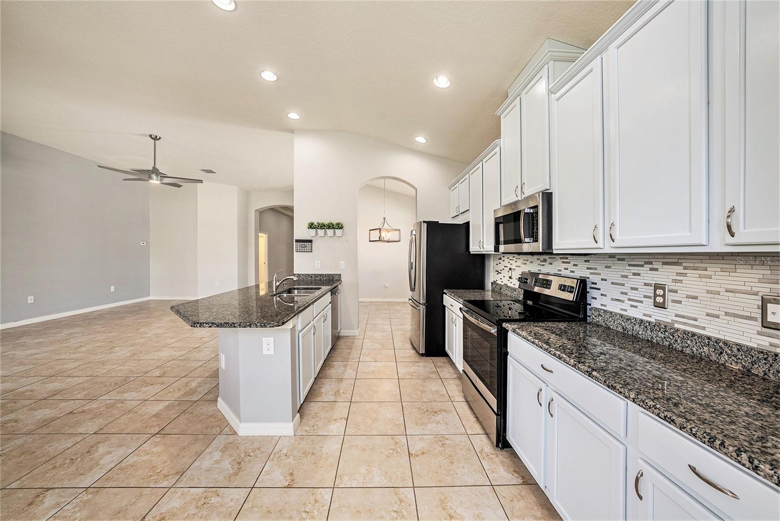 8202 WILLOW BEACH DR, RIVERVIEW, FL, 33578