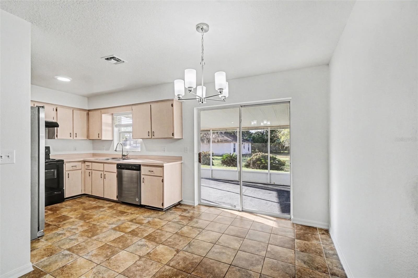 724 E 11TH AVE, MOUNT DORA, FL, 32757