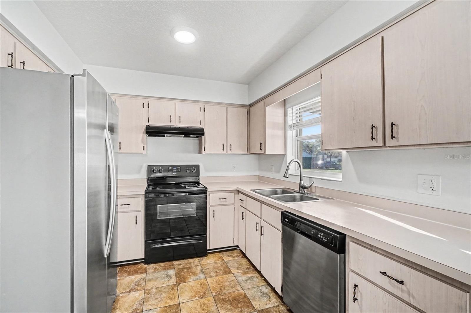 724 E 11TH AVE, MOUNT DORA, FL, 32757