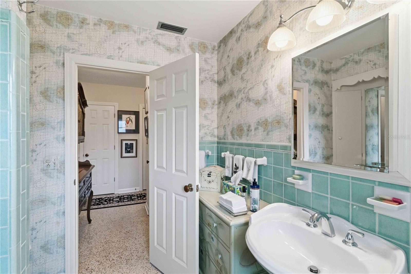 2068 SUNNYSIDE LN, SARASOTA, FL, 34239