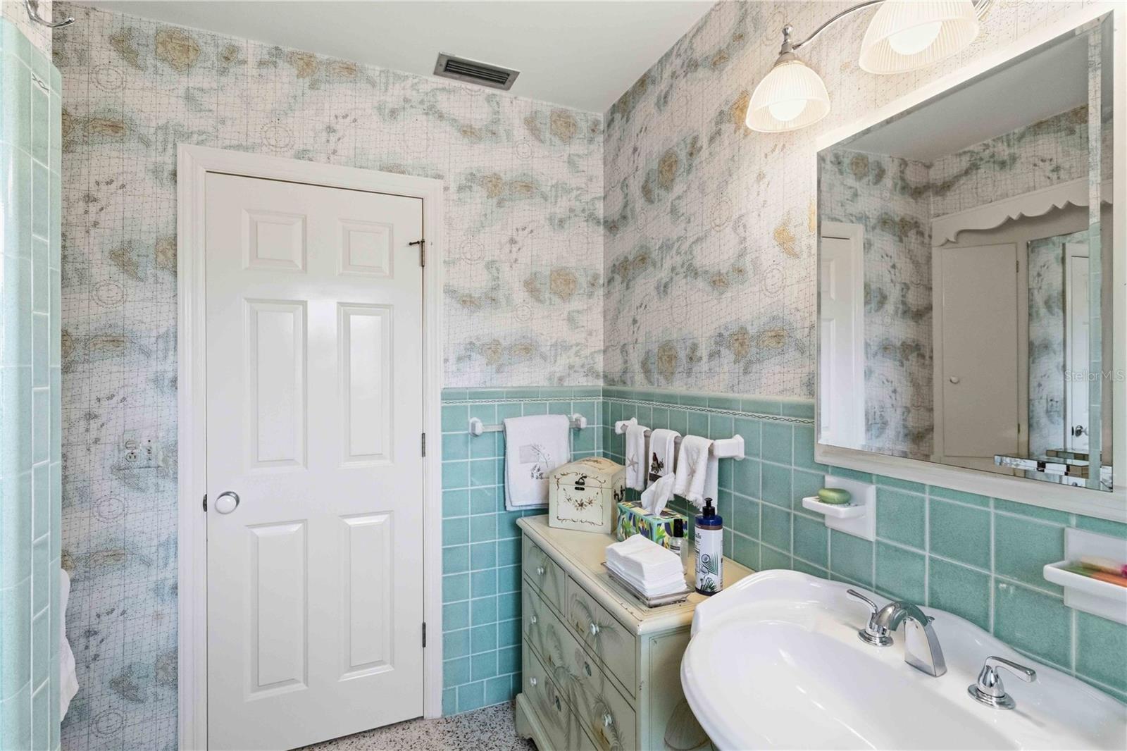 2068 SUNNYSIDE LN, SARASOTA, FL, 34239