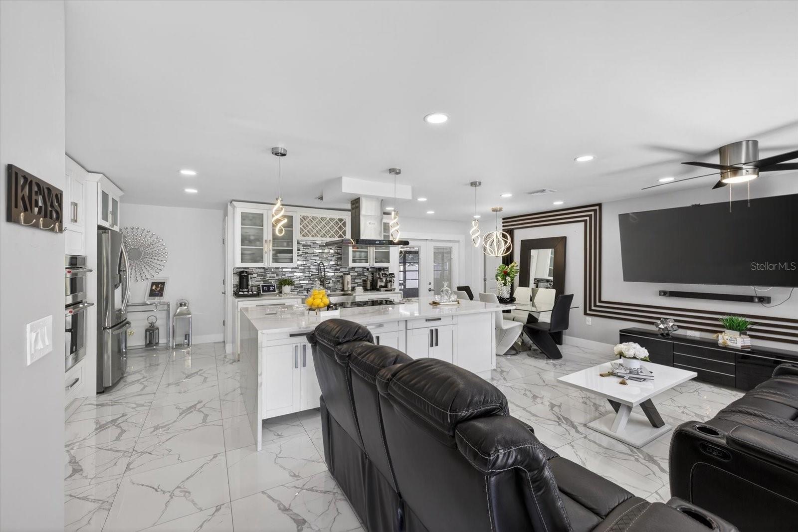 6816 E CREEK DR, TAMPA, FL, 33615