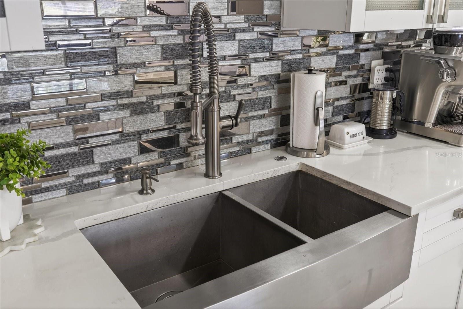 6816 E CREEK DR, TAMPA, FL, 33615