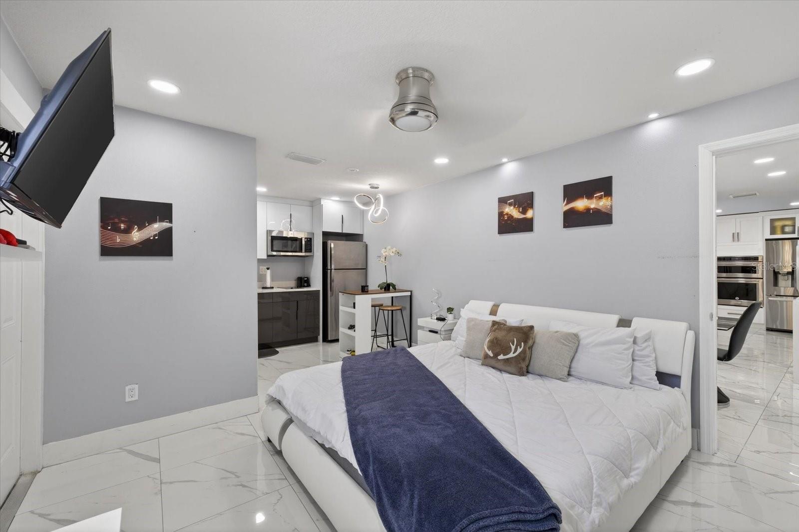 6816 E CREEK DR, TAMPA, FL, 33615