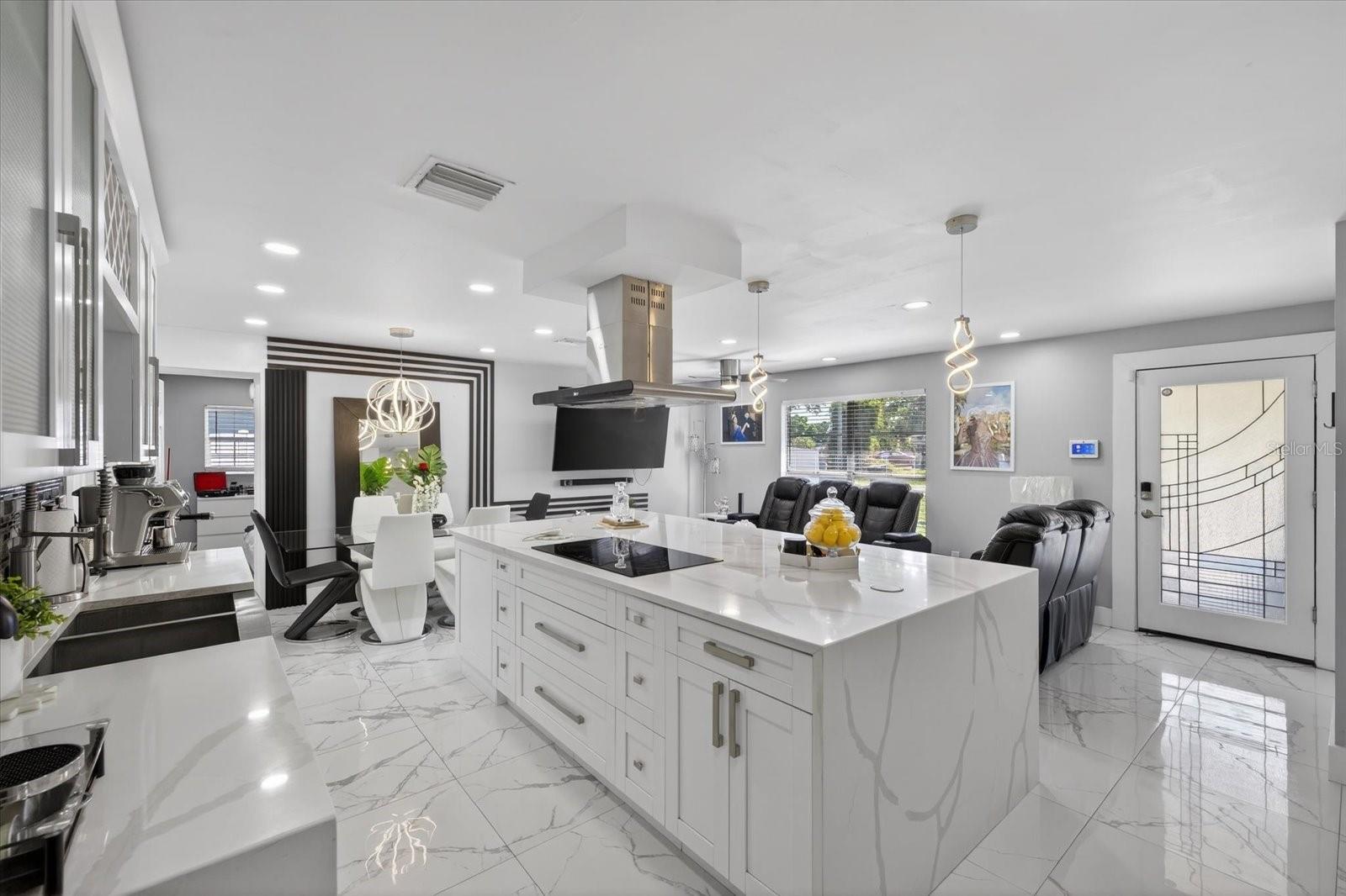 6816 E CREEK DR, TAMPA, FL, 33615