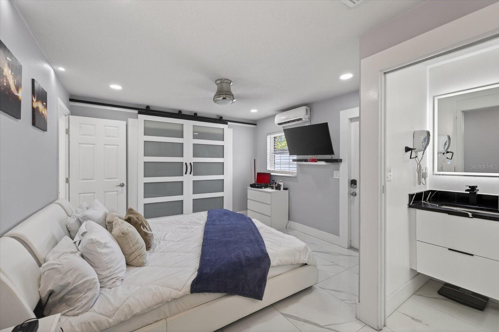 6816 E CREEK DR, TAMPA, FL, 33615