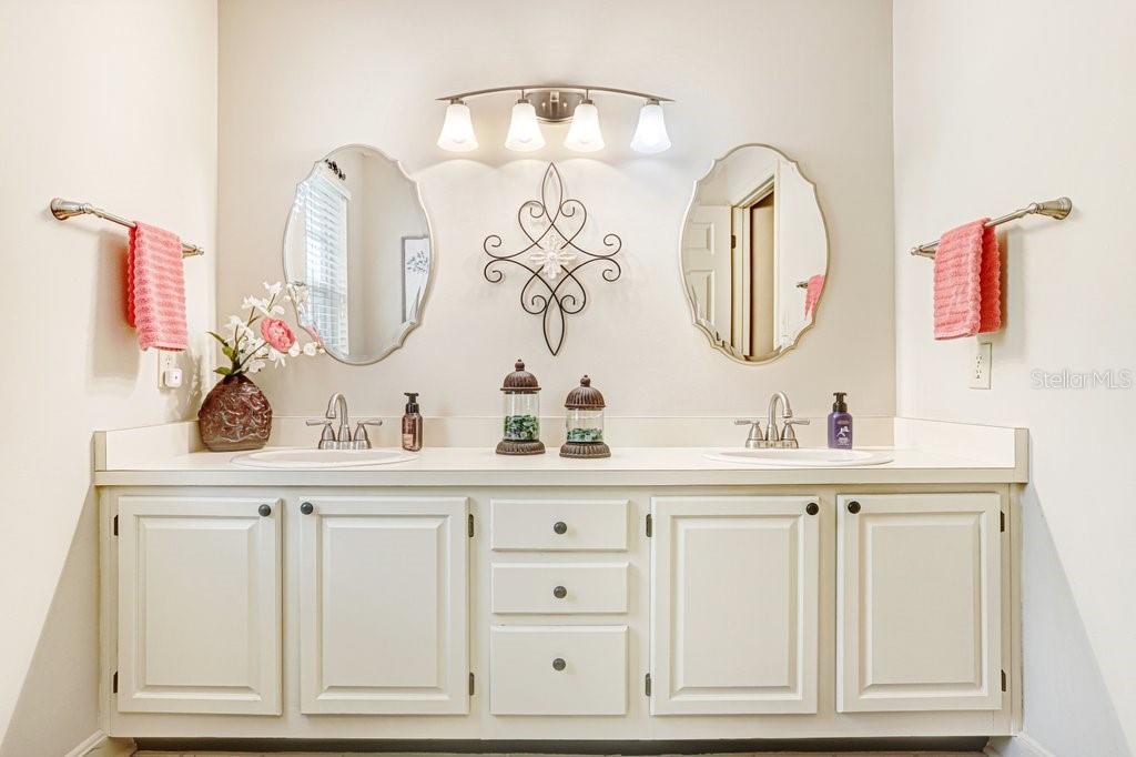 Guest bathroom Level 2