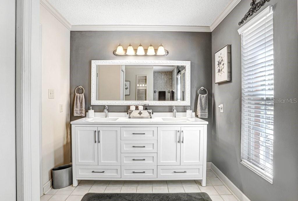 Primary bathroom Level 1