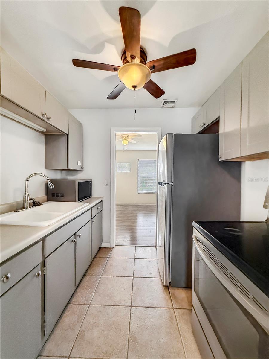 889 W VILLAGE DR, DELTONA, FL, 32725