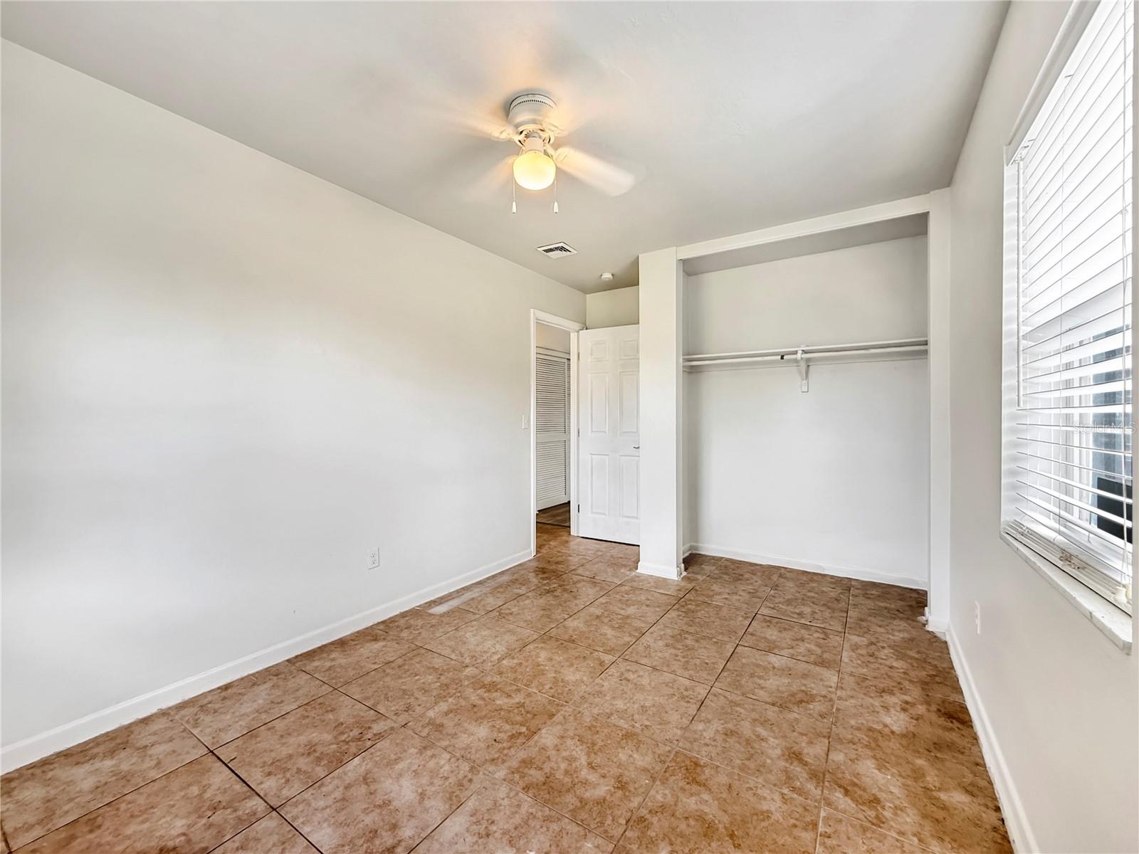 889 W VILLAGE DR, DELTONA, FL, 32725